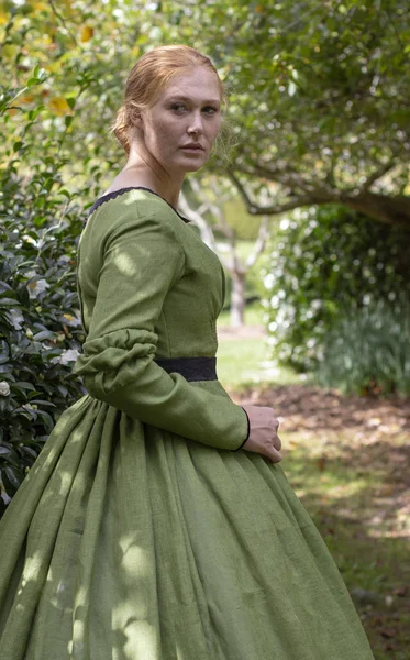 Victorian Woman Green Dress — Stock Photo, Image