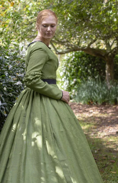 Viktorianska Kvinna Grön Klänning — Stockfoto