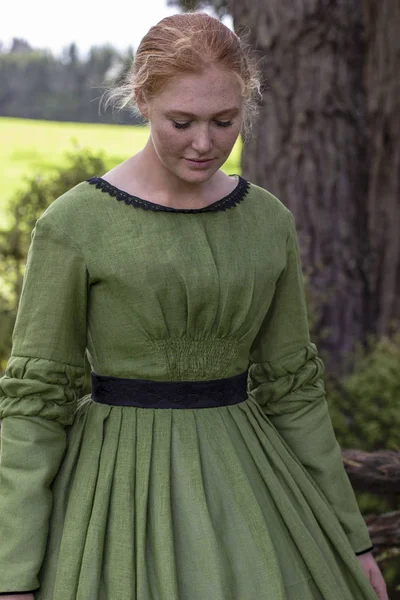 Βικτωριανή Γυναίκα Στο Πράσινο Φόρεμα — Φωτογραφία Αρχείου