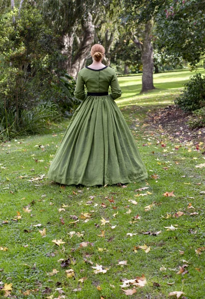 ビクトリア朝着ている緑のドレス — ストック写真