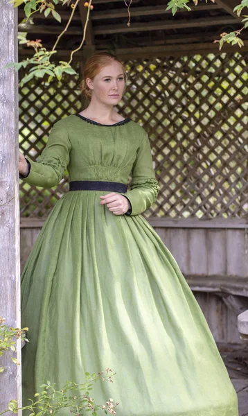緑のドレスのビクトリア朝の女性 — ストック写真