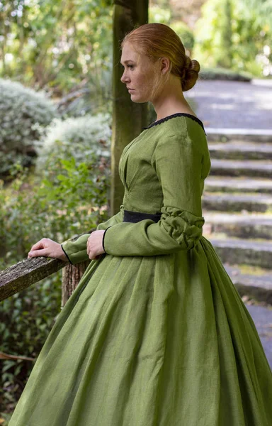 緑のドレスのビクトリア朝の女性 — ストック写真