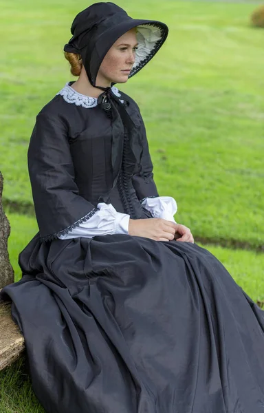 Victoriaanse Vrouw Zwarte Jurk Motorkap — Stockfoto