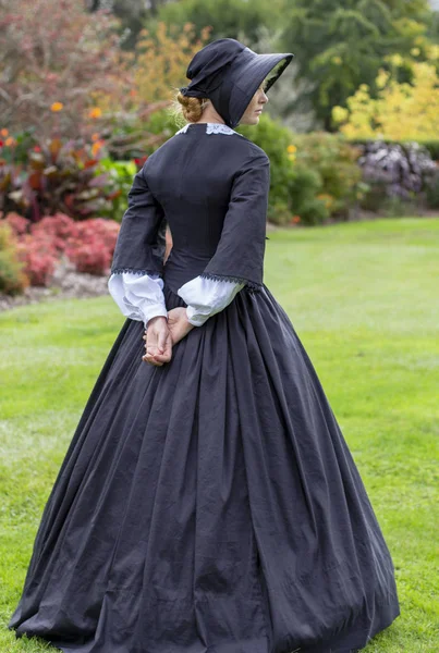 Femme Victorienne Robe Noire Bonnet — Photo