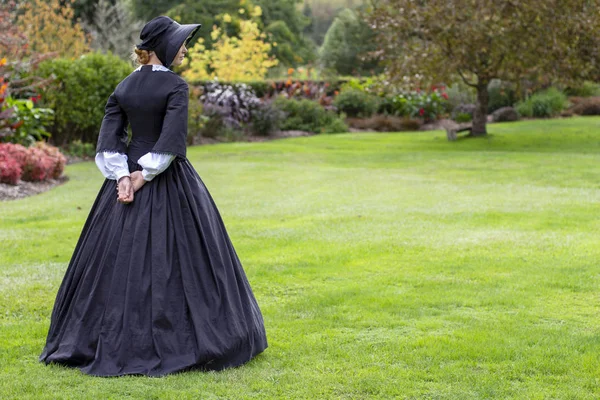 Victorian Woman Black Dress Bonnet — Stock Photo, Image