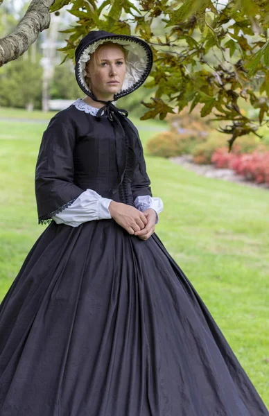 Viktoriánské Žena Černých Šatech Kapoty — Stock fotografie