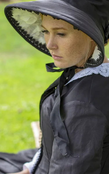 维多利亚时代的女人在黑色礼服和帽子 — 图库照片