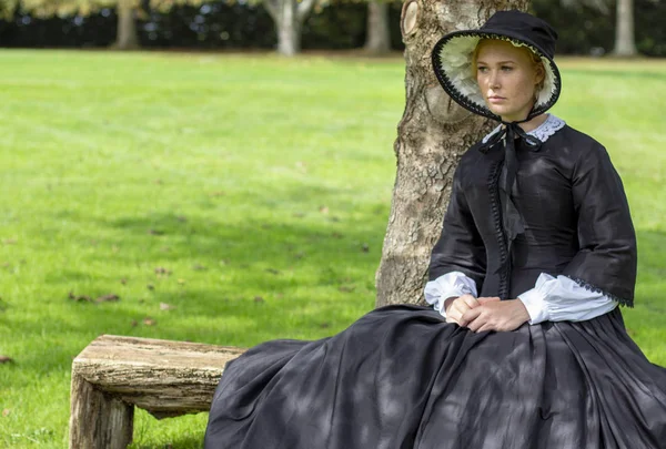 Victorian Woman Black Dress Bonnet — Stock Photo, Image