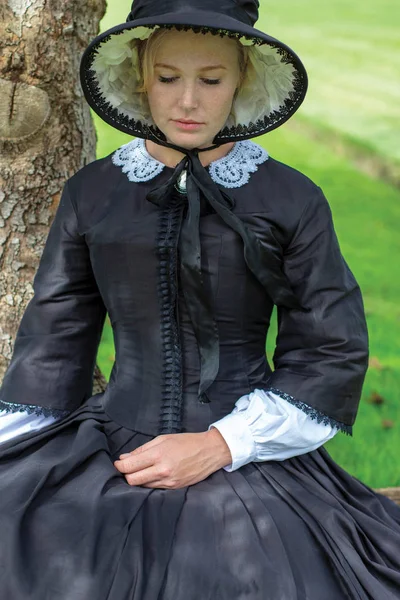 Femme Victorienne Robe Noire Bonnet — Photo