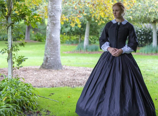 Victorian Woman Blackdress Bonnet — Stock Photo, Image