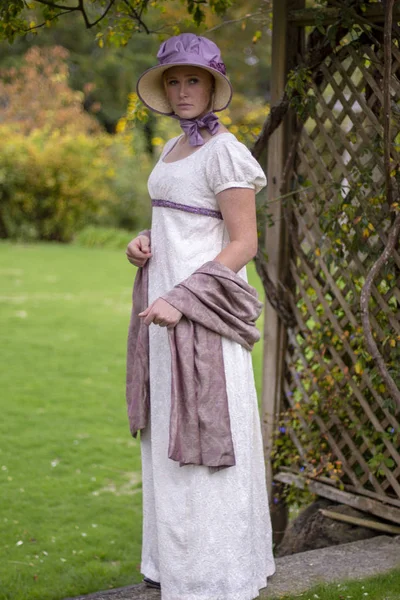 Regencia Mujer Vestido Crema — Foto de Stock