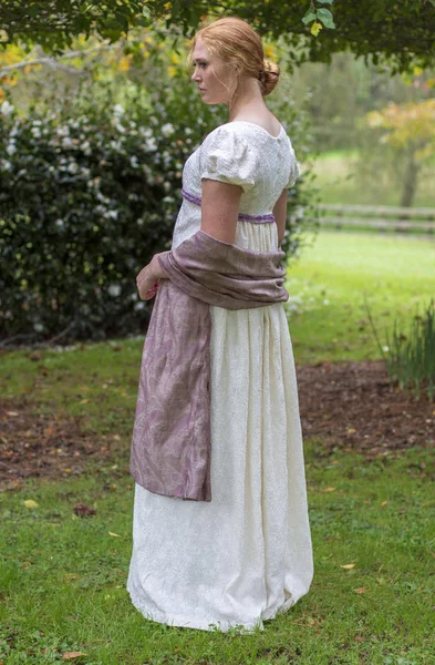 Regency Γυναίκα Ένα Κρεμ Φόρεμα — Φωτογραφία Αρχείου