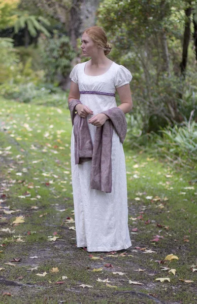 Regency Γυναίκα Ένα Κρεμ Φόρεμα — Φωτογραφία Αρχείου