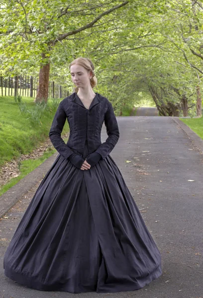 Victorian Woman Black Ensemble Outdoors — Stock Photo, Image