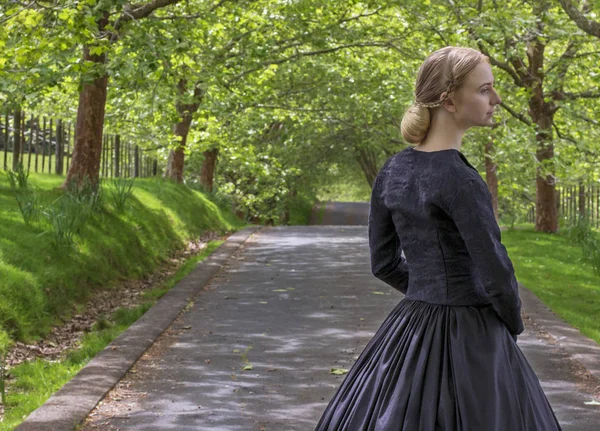 Victorian Woman Black Ensemble Outdoors — Stock Photo, Image