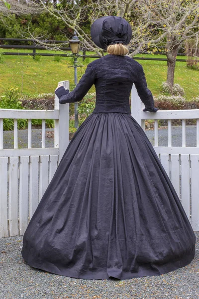 Victorian Woman Black Ensemble Garden — Stock Photo, Image