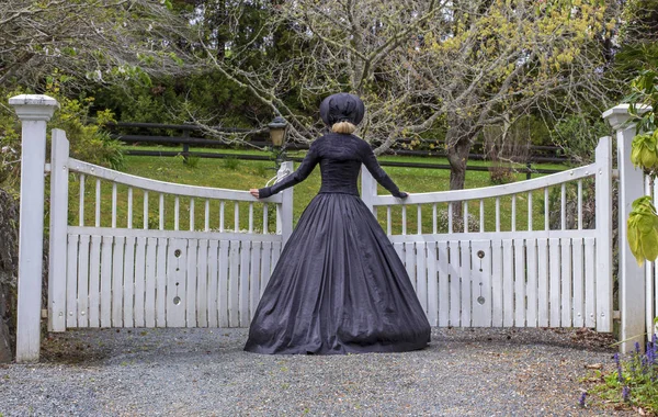 Victorian Woman Black Ensemble Garden — Stock Photo, Image