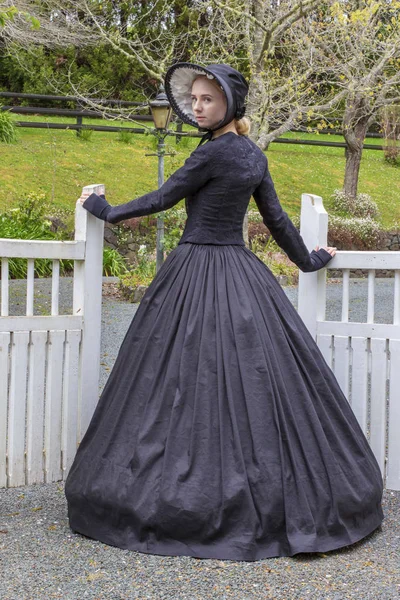 Victorian Woman Black Ensemble Garden — Stock Photo, Image