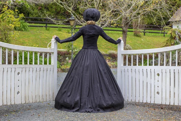 Viktoriánské Žena Černém Ensemble Zahradě — Stock fotografie