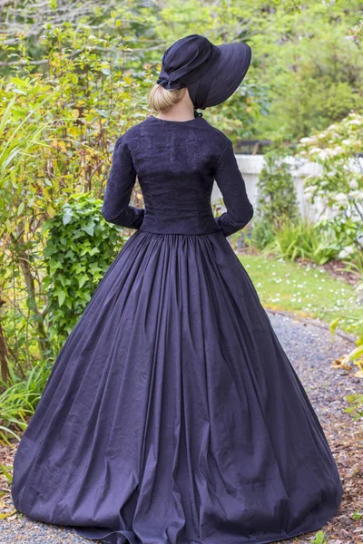 Viktoriánské Žena Černém Ensemble Zahradě — Stock fotografie