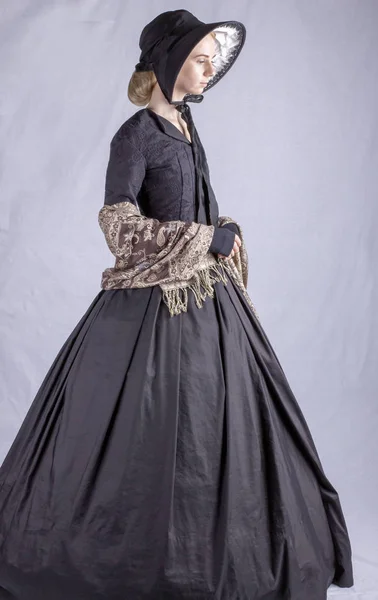 Viktorianische Frau Schwarzen Ensemble — Stockfoto