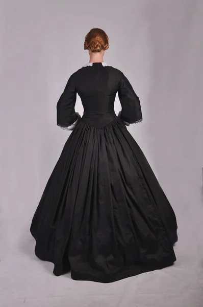维多利亚时代的女人 穿着黑色连衣裙 — 图库照片