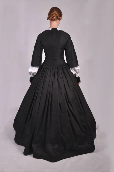 黒のドレスでビクトリア朝の女性 — ストック写真