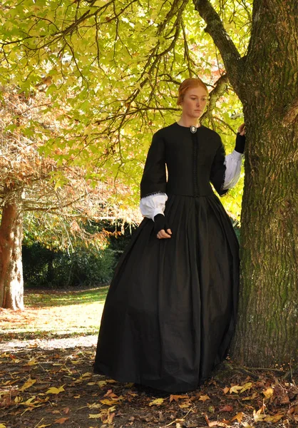 黒のドレスでビクトリア朝の女性 — ストック写真