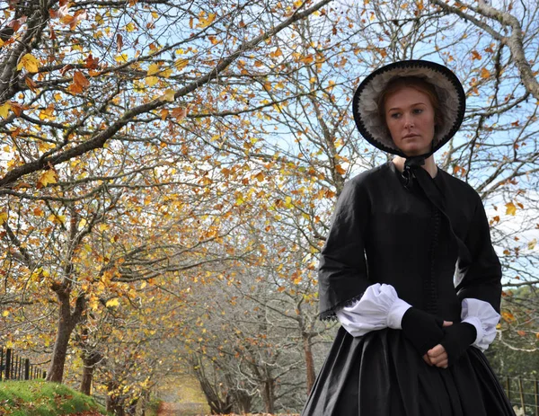 Viktorianische Frau Schwarzen Kleid — Stockfoto