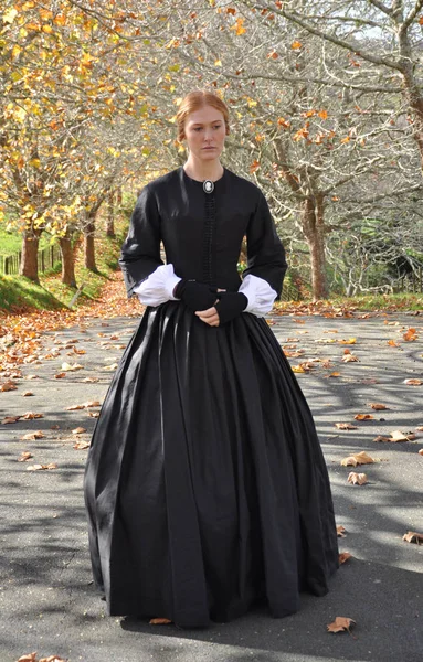 Viktoriánské Žena Černých Šatech — Stock fotografie