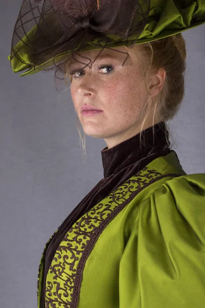 Вікторіанської Жінка Зелений Шовкові Ансамбль — стокове фото