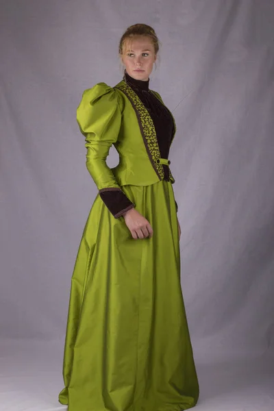 Mulher Vitoriana Conjunto Seda Verde — Fotografia de Stock