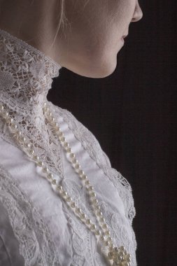 Beyaz bir elbise giyen Edwardian kadın