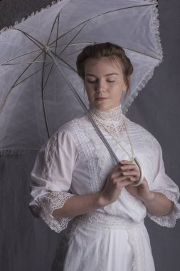 Beyaz bir elbise giyen Edwardian kadın