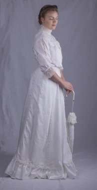 Beyaz bir elbise giyen Edwardian kadın