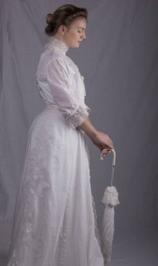 Beyaz bir elbise giyen Edwardian kadın