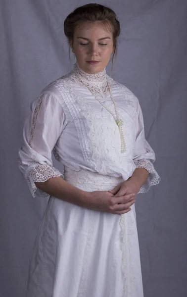 Edwardian Mulher Vestindo Vestido Branco — Fotografia de Stock