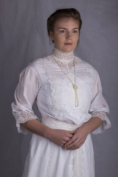 白いドレスを着ているエドワード朝の女性 — ストック写真
