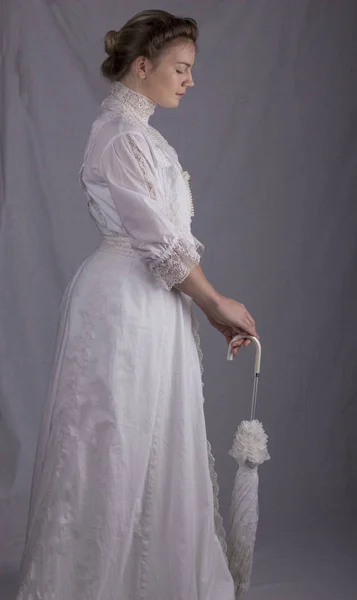 Femeia Edwardian Poartă Rochie Albă — Fotografie, imagine de stoc