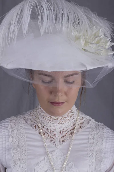 Edwardian Kobieta Białej Sukience — Zdjęcie stockowe