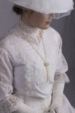 Beyaz bir elbise giyen Edwardian kadın