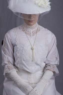Beyaz bir elbise giyen Edwardian kadın