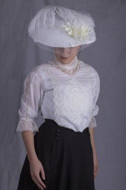 Beyaz bluz ve siyah etek Edwardian kadın