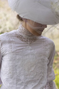 Bahçede beyaz elbise giyen Edwardian kadın