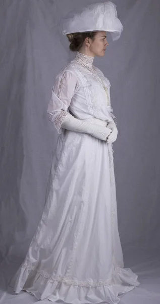 Edwardian Mulher Vestindo Vestido Branco — Fotografia de Stock