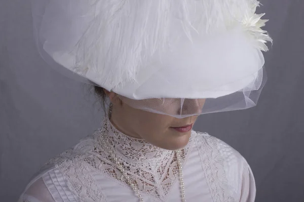 Mujer Eduardiana Usando Vestido Blanco — Foto de Stock