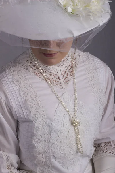 Εδουαρδιανή Γυναίκα Φοράει Ένα Άσπρο Φόρεμα — Φωτογραφία Αρχείου