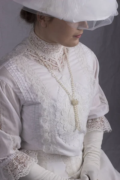 Edwardian Жінка Біле Плаття — стокове фото