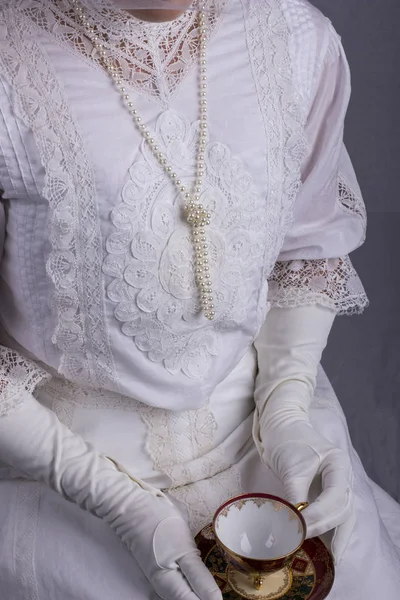 Edwardische Frau Weißen Kleid — Stockfoto
