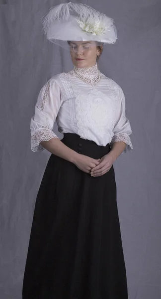 Edwardian Mulher Vestindo Uma Blusa Branca Saia Preta — Fotografia de Stock